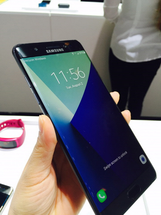 갤럭시노트7은 상하·좌우·전·후면 모두 굴곡진 상태로 대칭을 이루는 '엣지 디자인'을 적용해 '말끔한' 인상을 더했다.